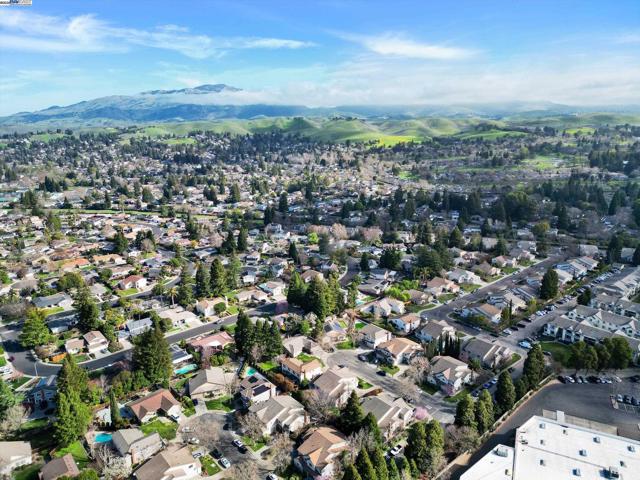 30 San Vicente Ct, Danville CA: https://media.crmls.org/mediaz/89db6b53-15db-4b49-91c6-a1b1ca580741.jpg
