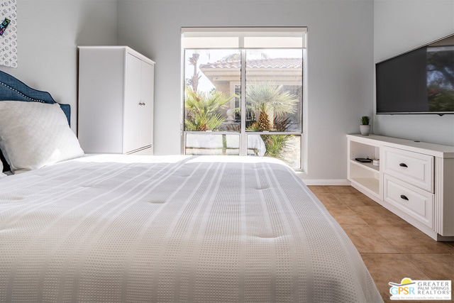 55586 Southern, La Quinta CA: https://media.crmls.org/mediaz/89db9b51-cc2a-4efb-9946-60090909de43.jpg