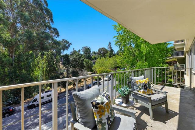 400 Davey Glen Road, Belmont CA: https://media.crmls.org/mediaz/89dc5493-1aea-4ca1-a8fa-f9e88cef978a.jpg