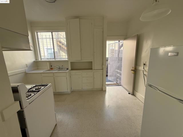 3999 Clarke, Oakland CA: https://media.crmls.org/mediaz/89de78dd-e6b1-48b1-85cd-dddda19b28b7.jpg