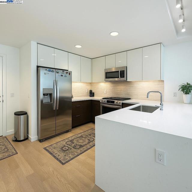10 Innes Ct, San Francisco CA: https://media.crmls.org/mediaz/89debe3f-15fc-4aa7-ab7b-de2de4514dfa.jpg
