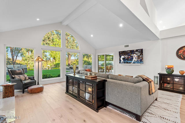 362 Cherry Hills Court, Thousand Oaks CA: https://media.crmls.org/mediaz/89e1691e-447b-4a7d-9f51-28b6d979c513.jpg