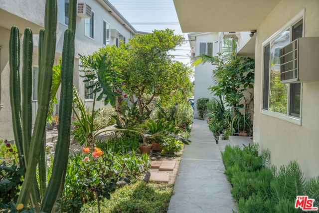256 S Doheny Drive, Beverly Hills CA: https://media.crmls.org/mediaz/89e2dcea-459a-4e12-b81f-ee8368ddbdf5.jpg