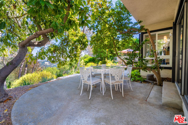 2870 Angelo Drive, Los Angeles CA: https://media.crmls.org/mediaz/89e3440a-094e-4a23-9ee4-fd0ef1c42f96.jpg