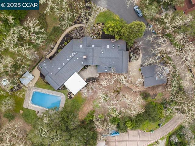 15 Cascade Ln, Orinda CA: https://media.crmls.org/mediaz/89e3ef96-970e-4421-8ae1-1dba19acc8c0.jpg