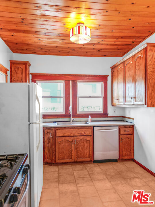 1944 Argyle Avenue, Los Angeles CA: https://media.crmls.org/mediaz/89e4d5d0-189e-4dda-9123-53071ec17c76.jpg