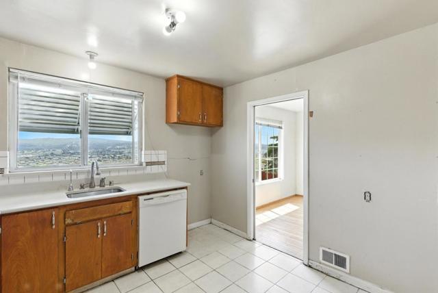 541 Diamond Avenue, South San Francisco CA: https://media.crmls.org/mediaz/89e5536c-a091-4b69-a3f7-95e437fb2fb4.jpg