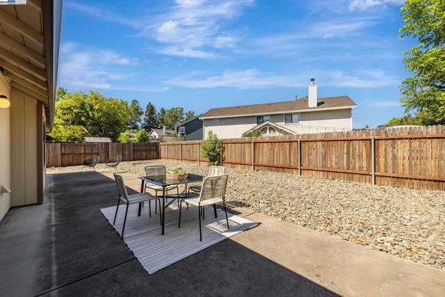 1070 Porter Dr, Roseville CA: https://media.crmls.org/mediaz/89e5e43e-0aff-4e12-a37f-626cb13692d3.jpg