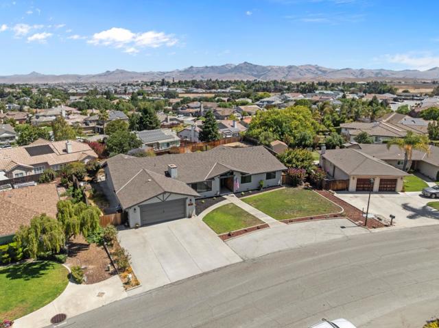 215 Rays Circle, Hollister CA: https://media.crmls.org/mediaz/89e60826-5e87-4fa1-a6a9-22e88d5202c1.jpg