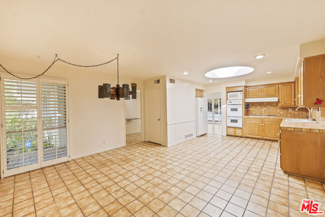 24041 Mariano Street photo 8
