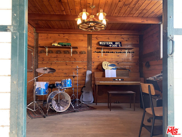 6970 Fernhill Drive, Malibu CA: https://media.crmls.org/mediaz/89e7cb20-e5d5-4370-88ac-4f72d77f714e.jpg