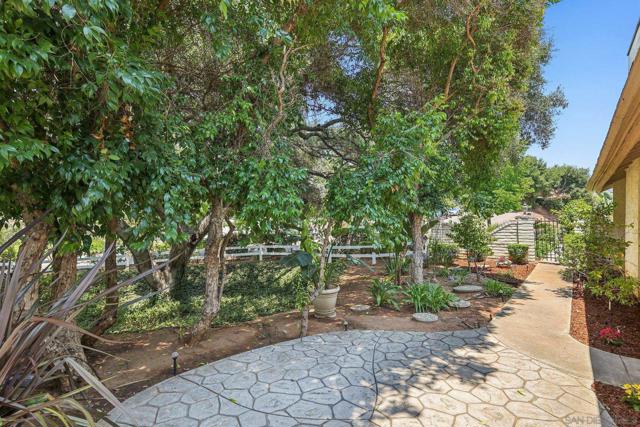 2807 Carlton Way, Fallbrook CA: https://media.crmls.org/mediaz/89e8de01-1d7d-45f8-9511-276caae10f37.jpg
