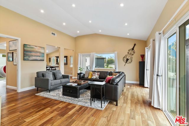 436 Levering Avenue, Los Angeles CA: https://media.crmls.org/mediaz/89e97c17-6d27-4908-8392-b7508501f6a8.jpg