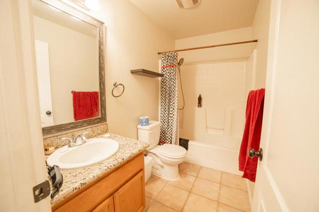 2351 Driftwood Court, Hollister CA: https://media.crmls.org/mediaz/89ea3fc9-b8bf-442d-800b-b5d0223e8065.jpg