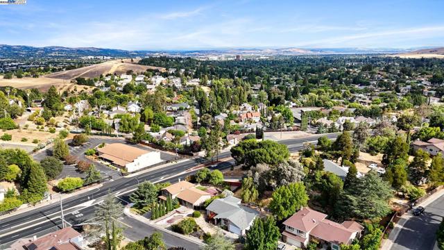 4321 Kingswood Dr, Concord CA: https://media.crmls.org/mediaz/89ea45a0-c160-49ad-923a-f44bc152e4ff.jpg