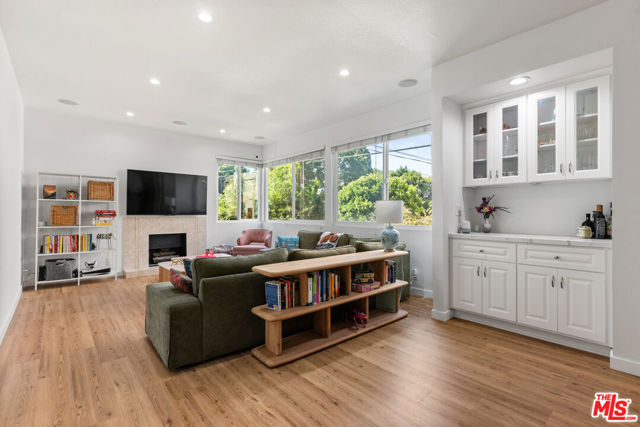 1500 Camden Avenue, Los Angeles CA: https://media.crmls.org/mediaz/89ed20e9-822e-4ee5-af69-db18d94fdf51.jpg