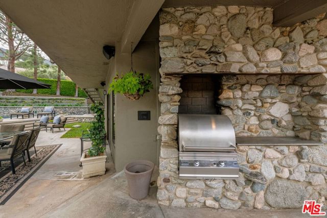 17765 Camino De Yatasto, Pacific Palisades CA: https://media.crmls.org/mediaz/89ee5684-dc33-49cc-89a3-eda9e109175d.jpg