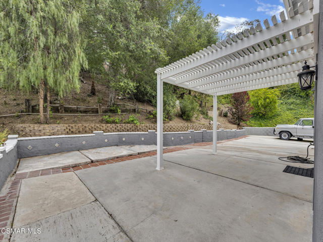 3950 United Road, Agoura Hills CA: https://media.crmls.org/mediaz/89eeb395-5482-412d-b7e7-97a72e762292.jpg