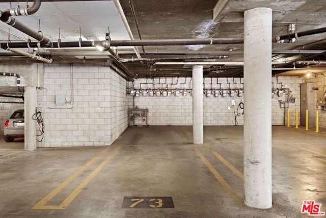 7320 Hawthorn Avenue, Los Angeles CA: https://media.crmls.org/mediaz/89f03b6d-ce41-491e-afbd-5f0264b0cb71.jpg