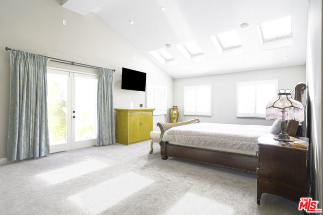 950 S Longwood Avenue, Los Angeles CA: https://media.crmls.org/mediaz/89f15648-21ca-4a55-ab73-80e3620d7231.jpg