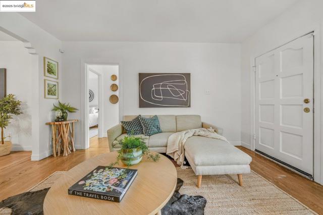 5925 Outlook Ave, Oakland CA: https://media.crmls.org/mediaz/89f19bb6-5609-47f1-9a92-1a5ef800a115.jpg