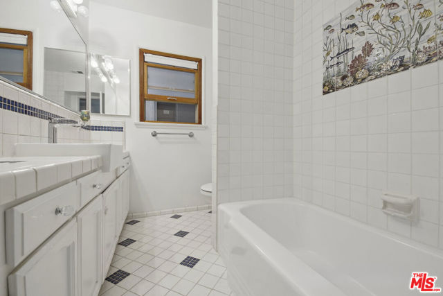 5527 Columbus Avenue, Sherman Oaks CA: https://media.crmls.org/mediaz/89f3d6e5-4895-48ba-b2e5-75887d5b13e4.jpg