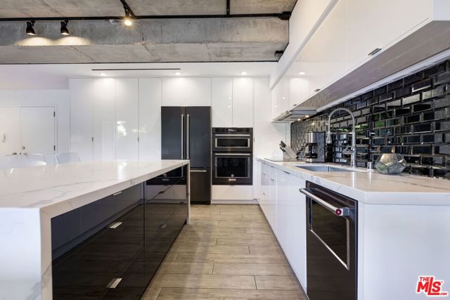 818 N Doheny Drive, West Hollywood CA: https://media.crmls.org/mediaz/89f4f10a-01a0-4a9d-924c-35b9885ad850.jpg