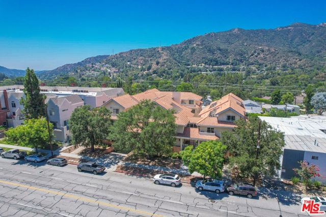 2716 Honolulu Avenue, Montrose CA: https://media.crmls.org/mediaz/89f7bcb8-01ae-4b96-b89d-7b6e8596e3fa.jpg