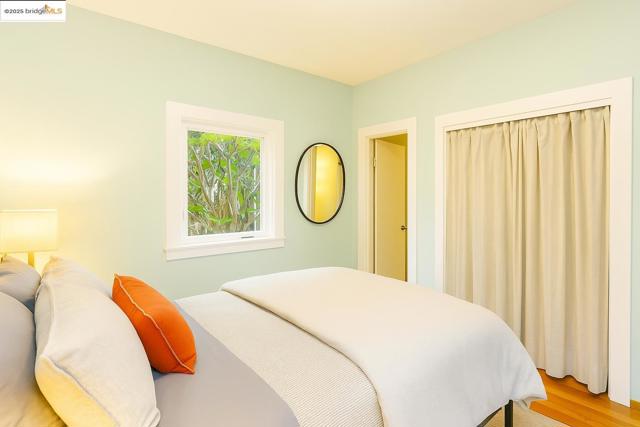 1130 Derby St, Berkeley CA: https://media.crmls.org/mediaz/89f8450c-39e6-4211-92a3-011a9e96c428.jpg