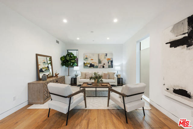 126 Thornton Place, Venice CA: https://media.crmls.org/mediaz/89fc3a6a-65ad-49ef-b226-7652e13ca572.jpg