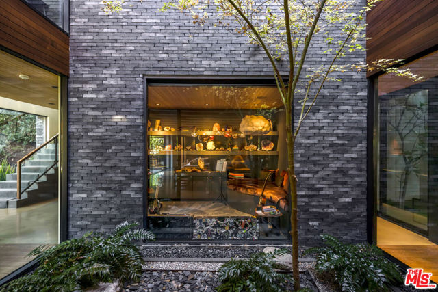 9551 Oak Pass Road, Beverly Hills CA: https://media.crmls.org/mediaz/89fd889b-312c-4fe1-abf1-0d4e7caa8260.jpg