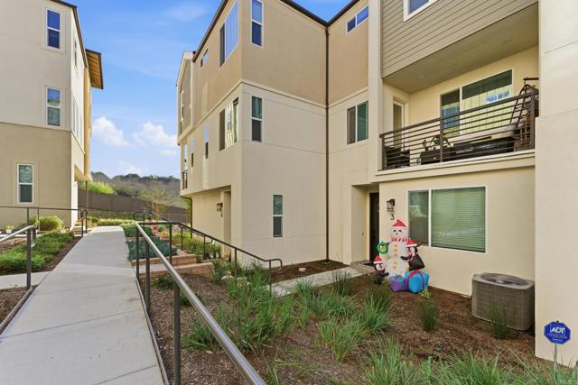 Detail Gallery Image 3 of 46 For 796 Makani St #3,  Chula Vista,  CA 91911 - 4 Beds | 3/1 Baths