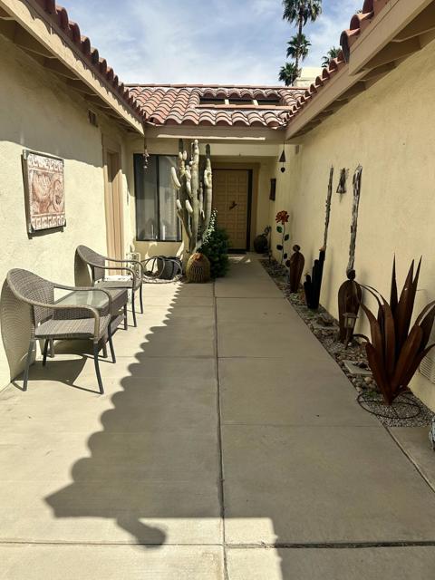 138 Gran, Palm Desert CA: https://media.crmls.org/mediaz/89ff36d9-99cd-4d3e-be91-9488afc9d387.jpg