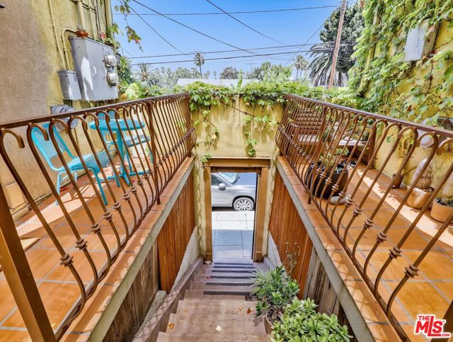 1016 Laguna Avenue, Los Angeles CA: https://media.crmls.org/mediaz/89ffcc79-a073-4a01-a9d5-ec217fdfd6ca.jpg