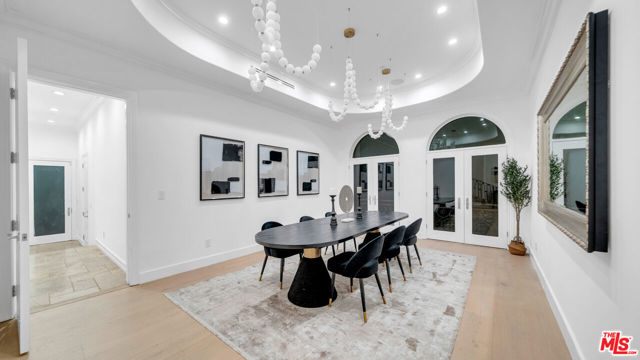 1447 San Ysidro Drive, Beverly Hills CA: https://media.crmls.org/mediaz/89fffbd6-f9a6-451c-b3a9-abcca39f343b.jpg