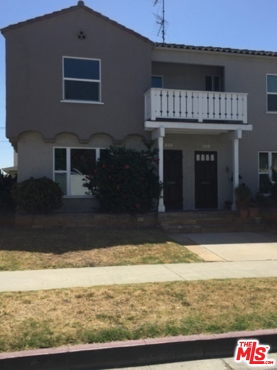 368 N GENESEE Avenue 2 Los Angeles, California Light and bright upper unit,1 bedroom,1 bath ,plus office. Remodeled kitchen and bath. Hardwood floors,Balcony. Walking distance to the Grove and all the shops and restaurants.