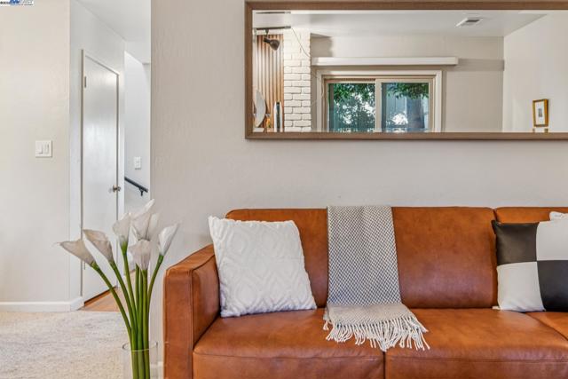 1030 Melrose Ave, Alameda CA: https://media.crmls.org/mediaz/8a00307e-94bd-46ba-83c2-cbeeecab9baa.jpg