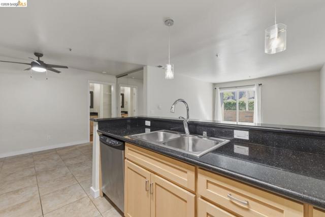 6400 Christie Ave, Emeryville CA: https://media.crmls.org/mediaz/8a0045c6-535a-4071-b4a4-bff6bc438c77.jpg