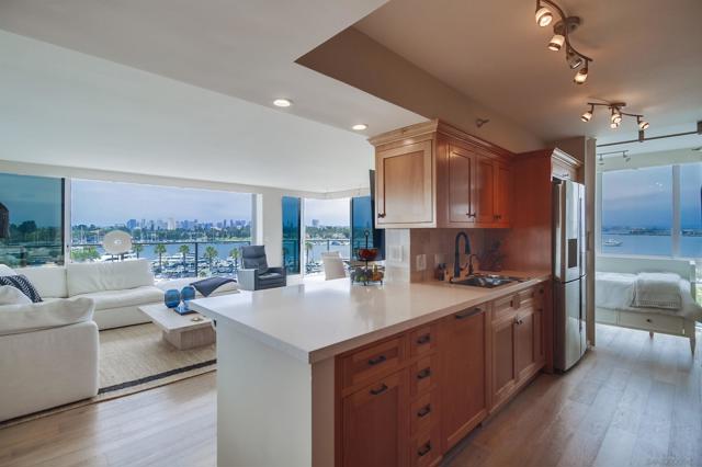 1750 Avenida Del Mundo, Coronado CA: https://media.crmls.org/mediaz/8a010b1e-2444-4707-bdcb-f5bb3abcb6c5.jpg