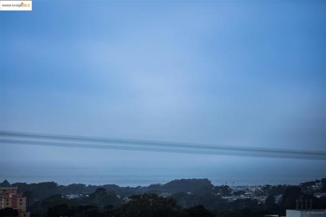 262 Byxbee St, San Francisco CA: https://media.crmls.org/mediaz/8a01360c-ed7a-49ae-a903-65ced37de58b.jpg