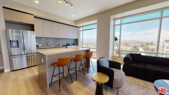 520 N Central Avenue, Glendale CA: https://media.crmls.org/mediaz/8a016e9a-cfbe-4241-bbb0-de71f2fc3c44.jpg