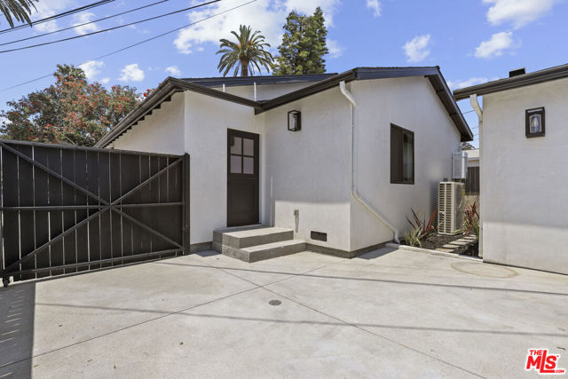 2700 S Palm Grove Avenue, Los Angeles CA: https://media.crmls.org/mediaz/8a01c51a-25f4-4162-97af-067f10ae1332.jpg