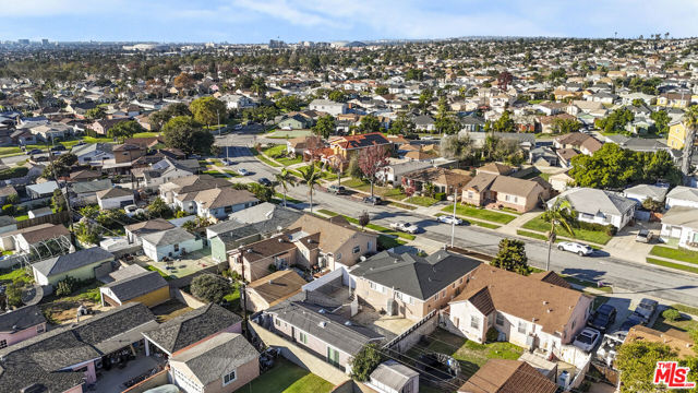 2046 W 112th Street, Los Angeles CA: https://media.crmls.org/mediaz/8a01e54c-e897-4982-b026-db59379c96b0.jpg