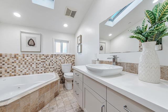 3704 Fair Oaks Avenue, Menlo Park CA: https://media.crmls.org/mediaz/8a025d29-55fe-4459-a6a0-707b7b94969a.jpg