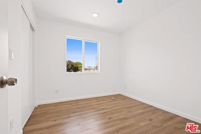 649 1/2 W 92nd Street, Los Angeles CA: https://media.crmls.org/mediaz/8a033ef3-0bfd-4740-a184-676c6b743ee0.jpg