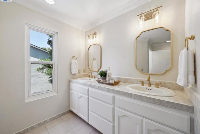 7467 Sundrop Ct, Pleasanton CA: https://media.crmls.org/mediaz/8a039bfc-1444-43d8-8023-a26f19f886ef.jpg