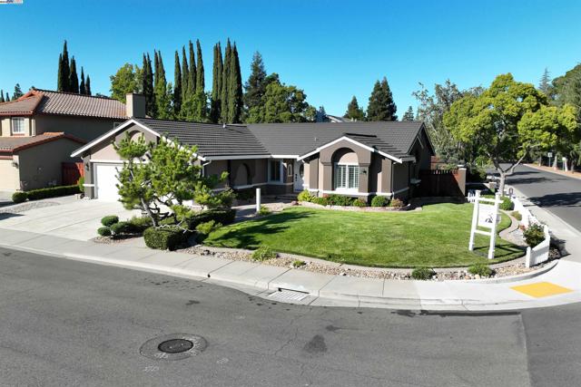 3211 Harvey Ct, Pleasanton CA: https://media.crmls.org/mediaz/8a04abc4-dc3b-44f7-89fd-c0255de84b85.jpg