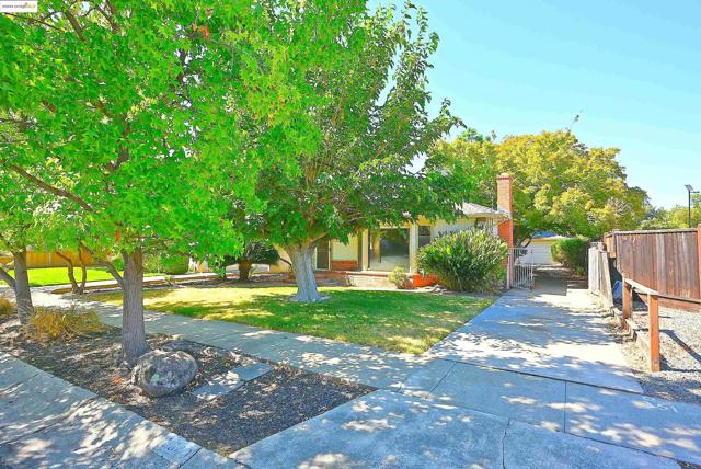 2343 Almond Ave, Concord CA: https://media.crmls.org/mediaz/8a04eb1c-51c4-46c5-b66e-f4d2ec5a1aa0.jpg