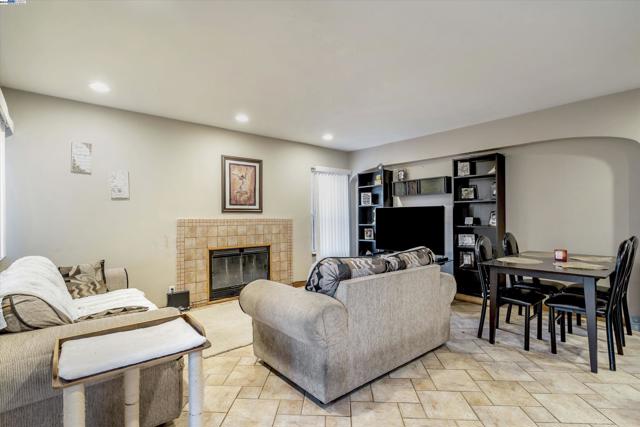 Image 4 of 23 For 22967 Maud Ave