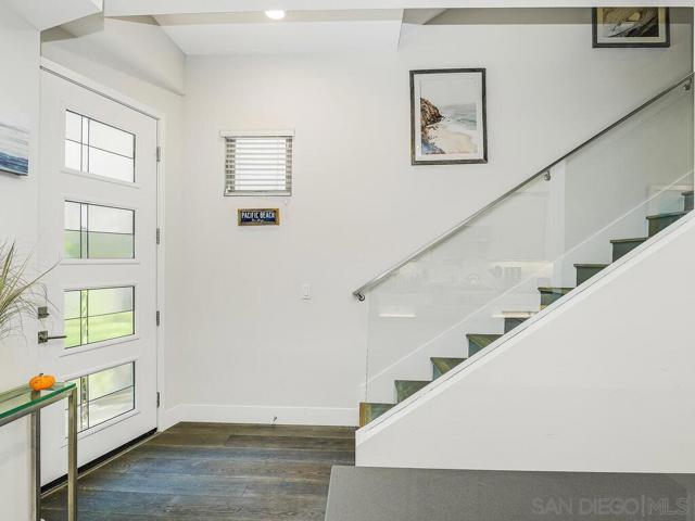 938 Opal St, San Diego CA: https://media.crmls.org/mediaz/8a05ba40-45d1-4188-85a0-6fc2774b3239.jpg